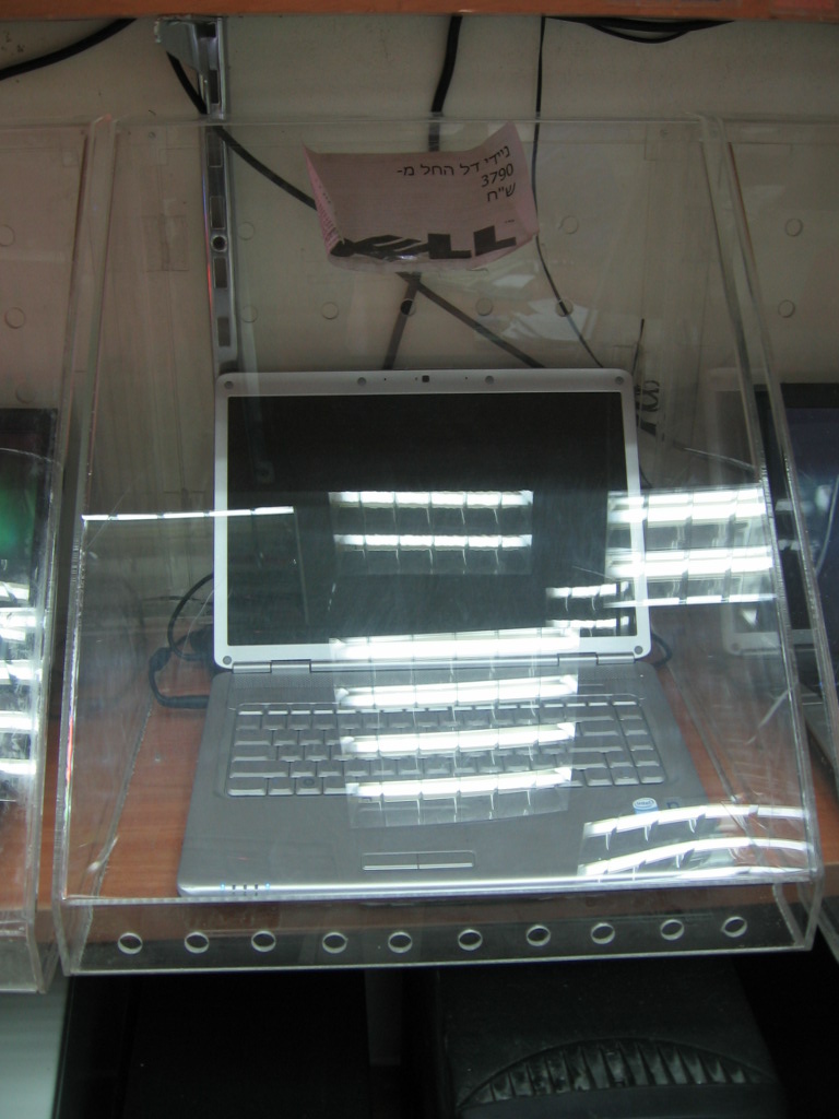 קופסאת תצוגה למחשבים ניידים, כולל חורי אוורור